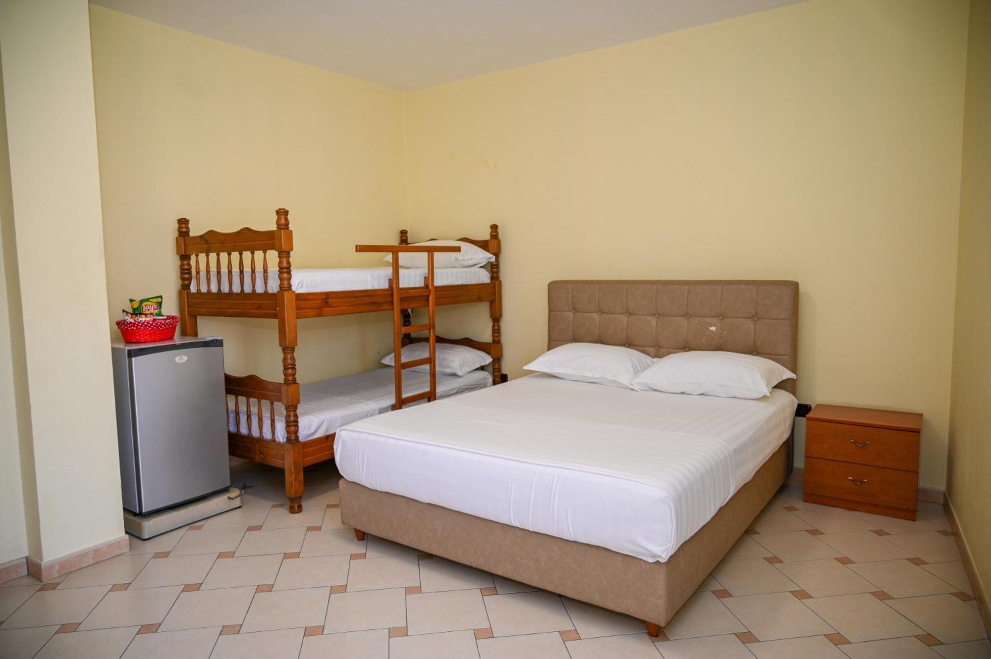 Hotel Vila Emes Durres Bagian luar foto