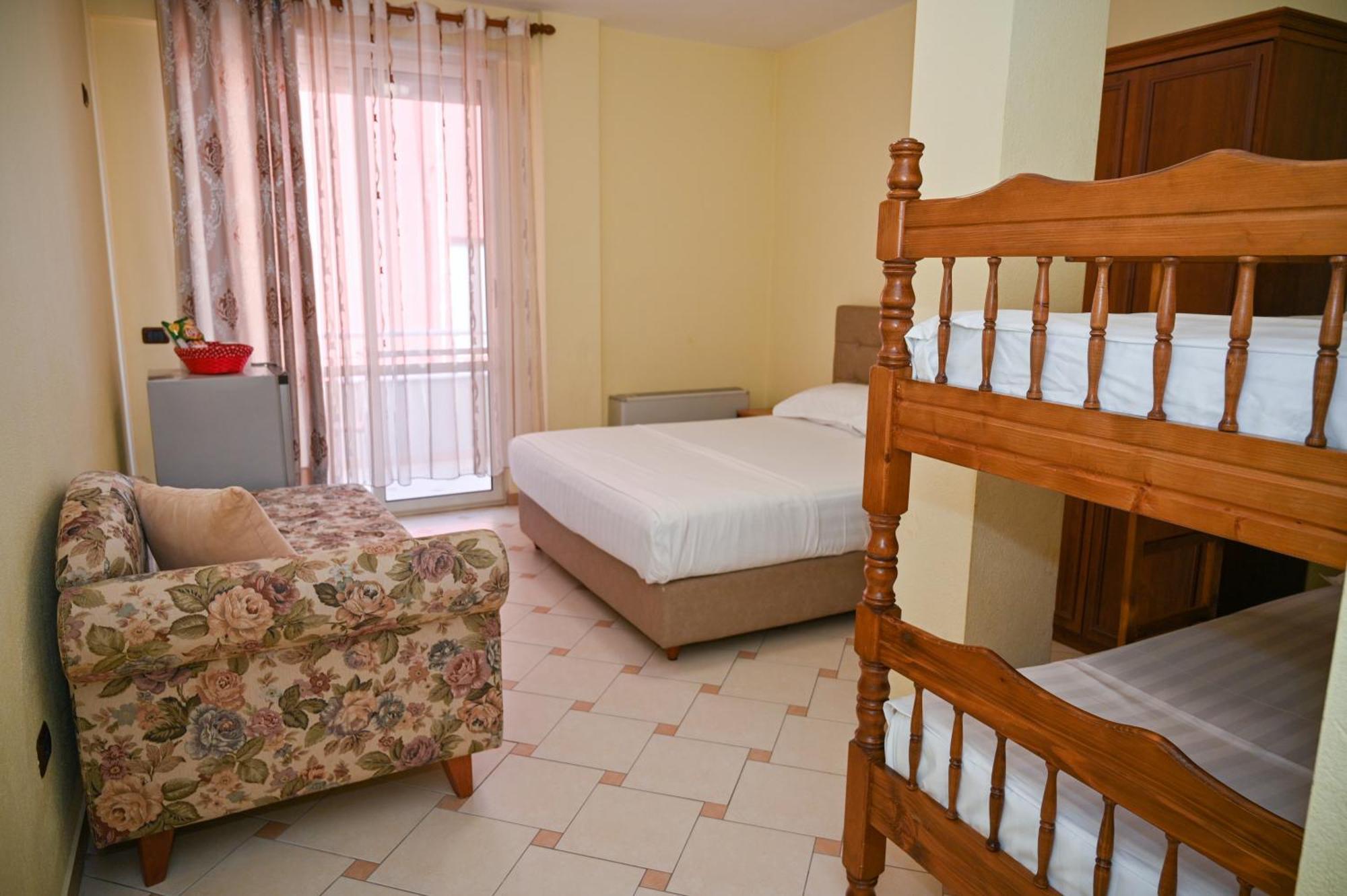 Hotel Vila Emes Durres Bagian luar foto