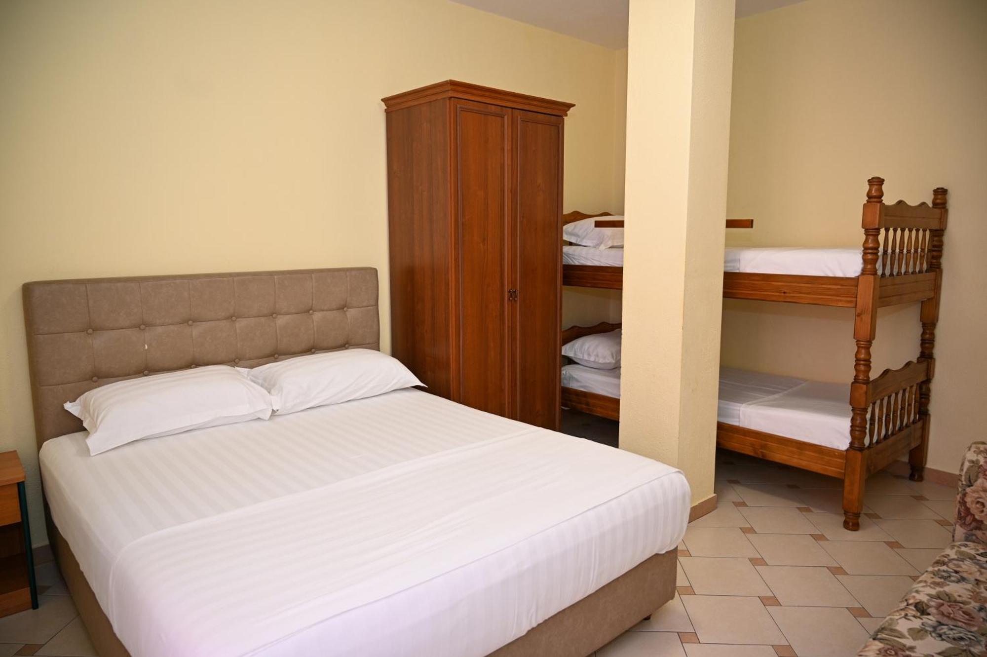Hotel Vila Emes Durres Bagian luar foto