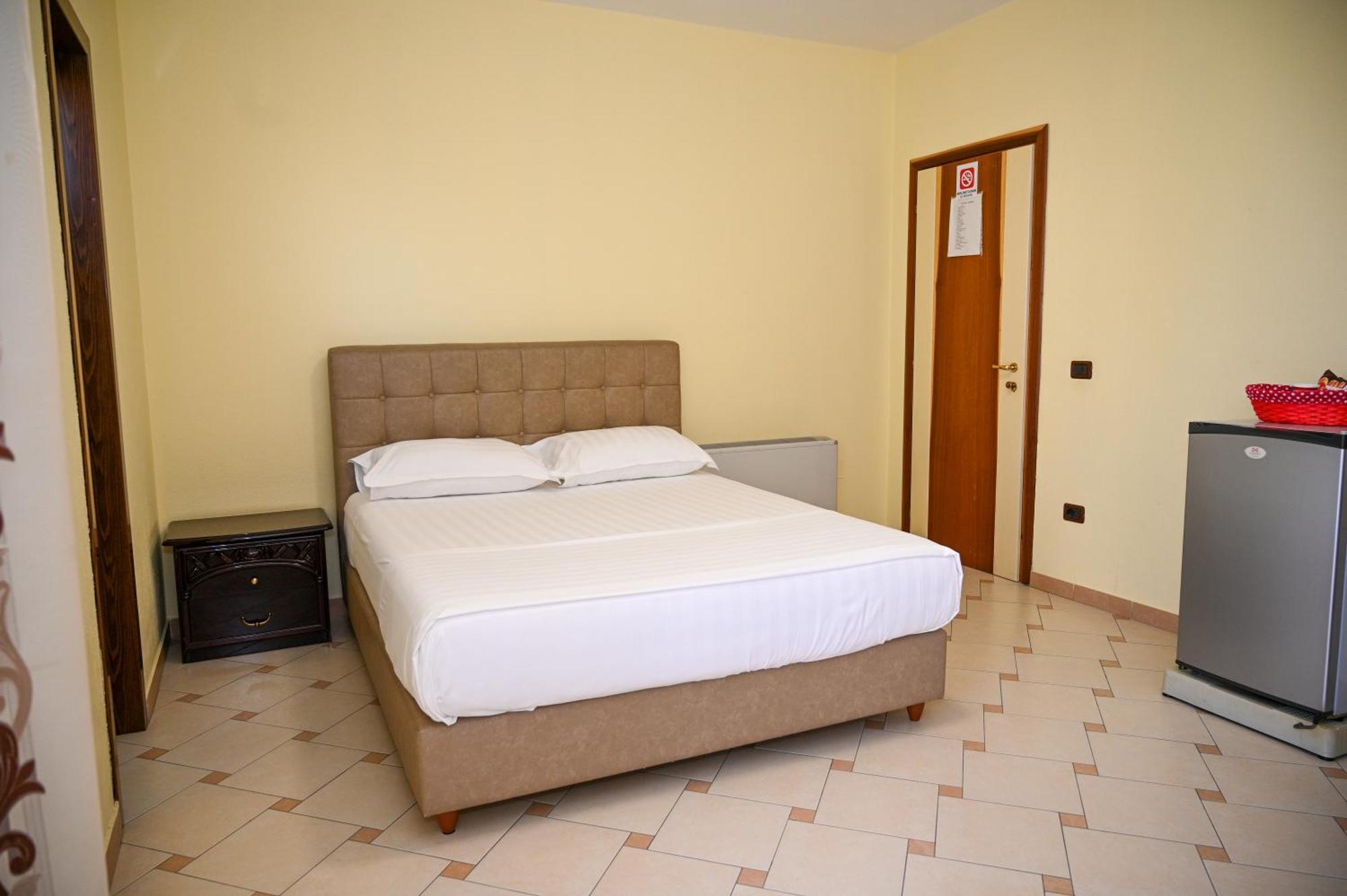 Hotel Vila Emes Durres Bagian luar foto