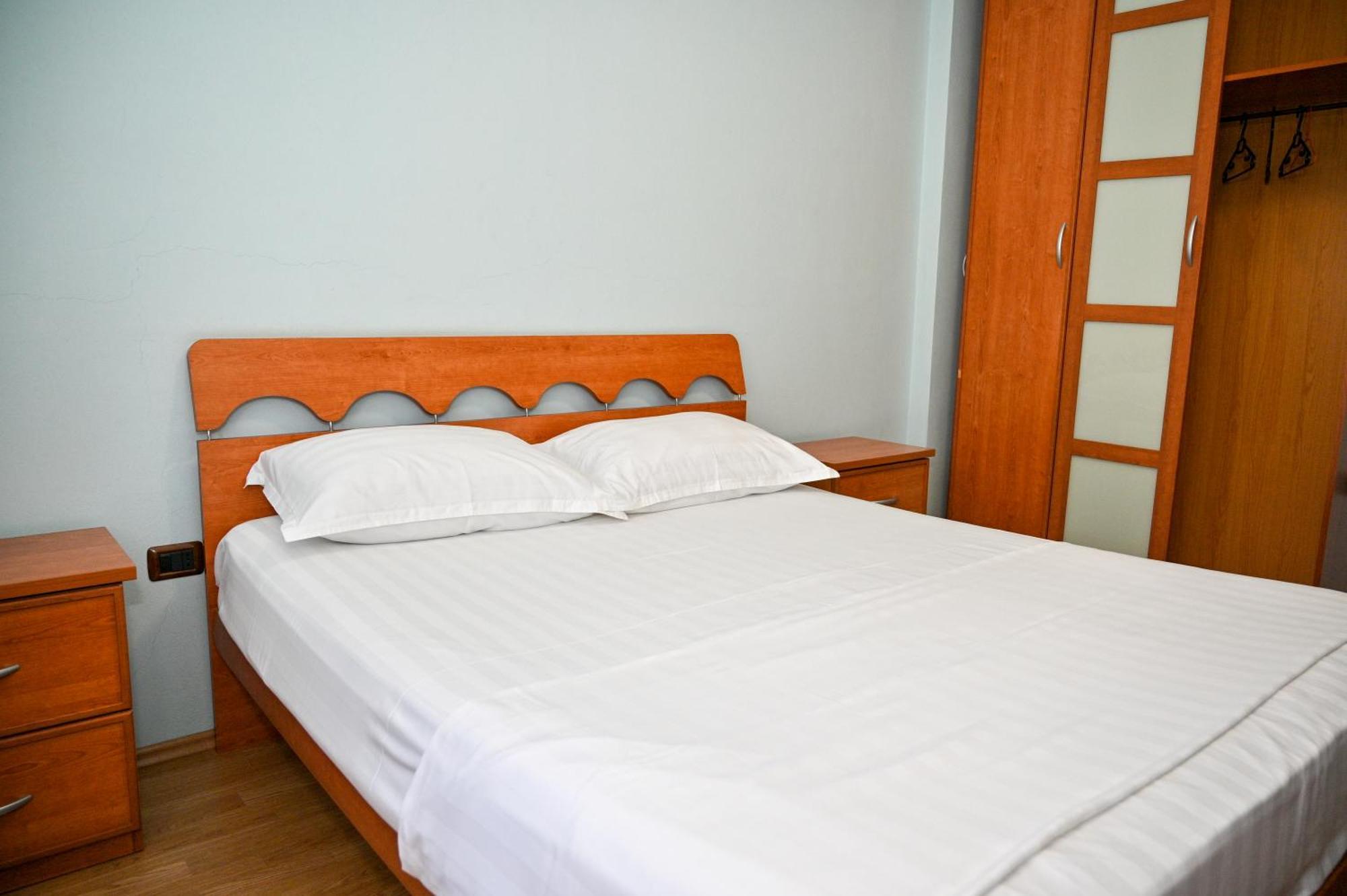 Hotel Vila Emes Durres Bagian luar foto