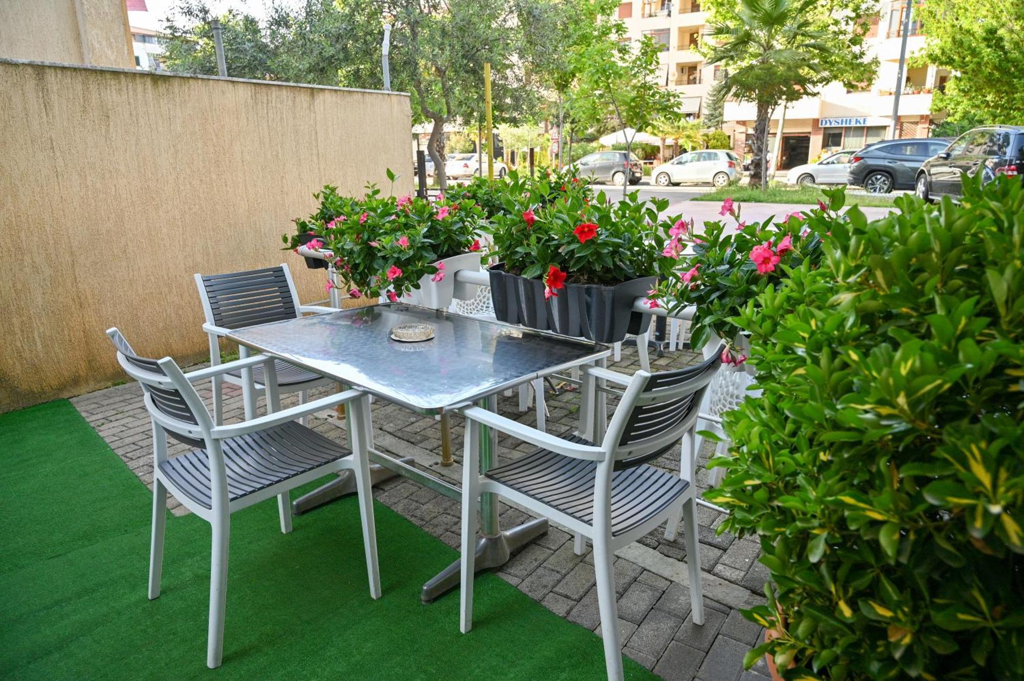 Hotel Vila Emes Durres Bagian luar foto